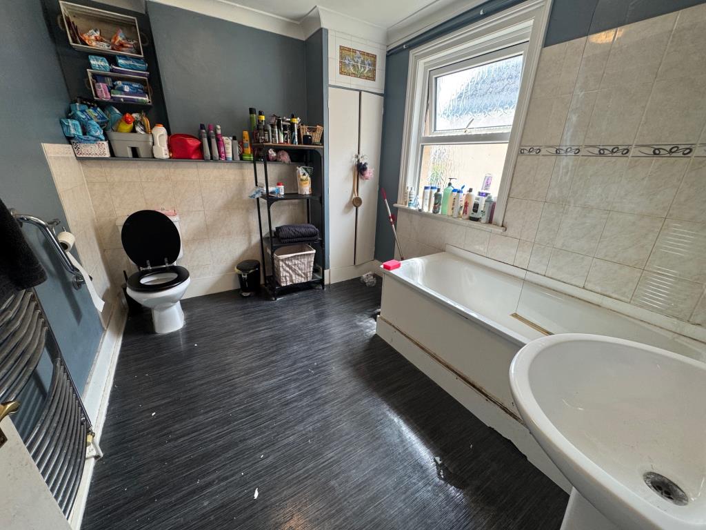 Lot: 107 - BAY-FRONTED FREEHOLD HOUSE FOR INVESTMENT - Bathroom